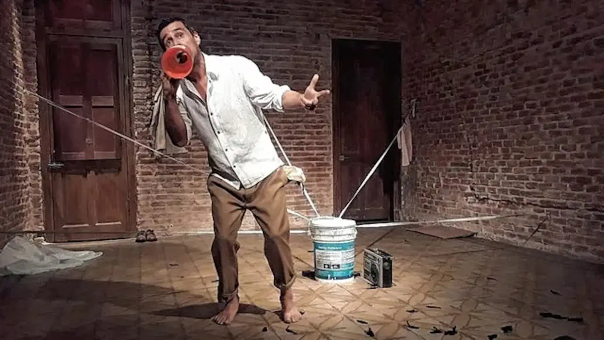 “Al borde del andamio”